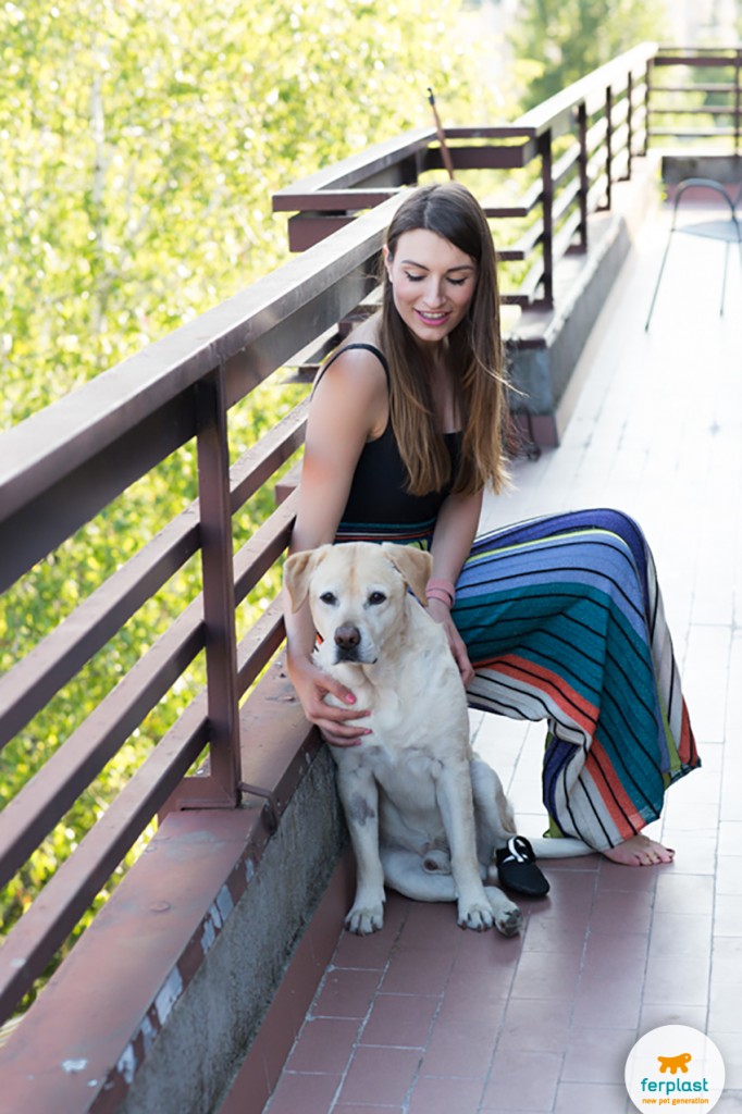 a blogger carlotta rubaltelli com o seu cão 