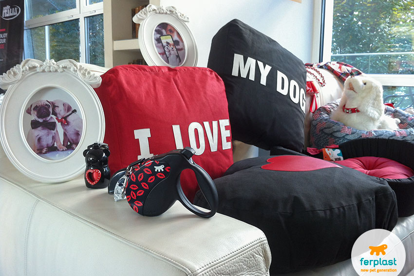 cuscini e guinzagli per cani con fantasia romantica