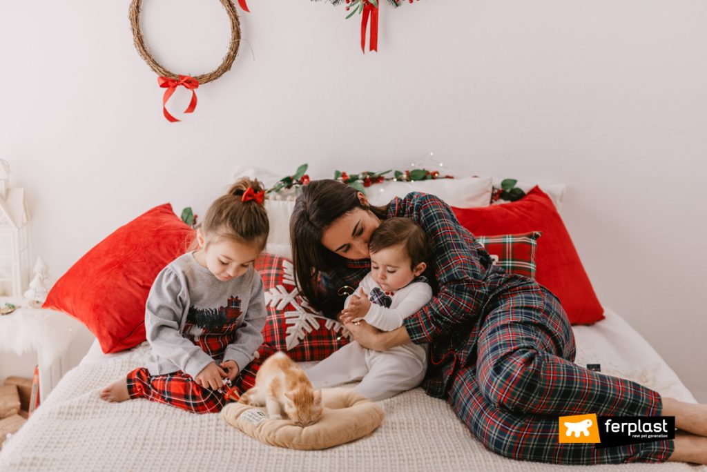 Famiglia con gattino la mattina di Natale in casa Ferplast
