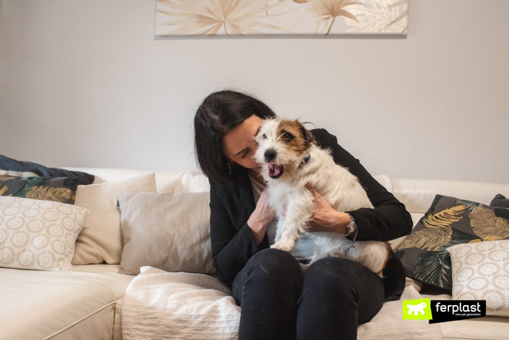 Cane e padrona: momento coccole
